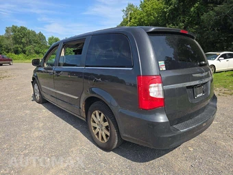 2012 Chrysler Town & Country Touring 121.2" WB – miniatura 2