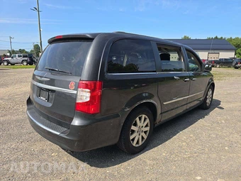 2012 Chrysler Town & Country Touring 121.2" WB – miniatura 3