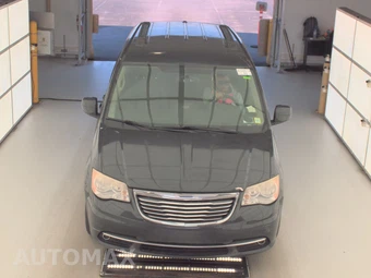 2012 Chrysler Town & Country Touring 121.2" WB - miniatura 2