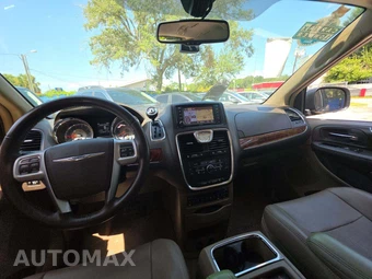 2012 Chrysler Town & Country Touring L 121.2" WB - miniatura 10