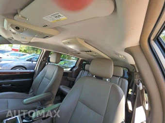 2012 Chrysler Town & Country Touring L 121.2" WB - miniatura 11