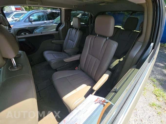 2012 Chrysler Town & Country Touring L 121.2" WB - miniatura 13