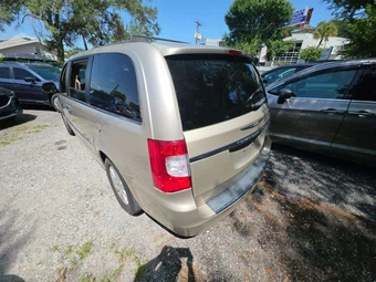 2012 Chrysler Town & Country Touring L 121.2" WB - miniatura 2