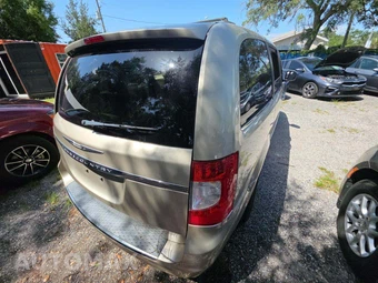 2012 Chrysler Town & Country Touring L 121.2" WB - miniatura 3
