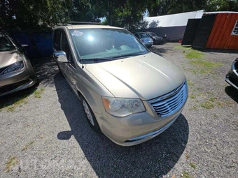 2012 Chrysler Town & Country Touring L 121.2" WB - miniatura 4