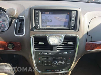 2012 Chrysler Town & Country Touring L 121.2" WB - miniatura 10
