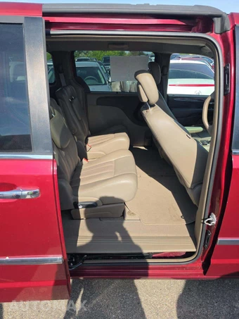 2012 Chrysler Town & Country Touring L 121.2" WB - miniatura 17