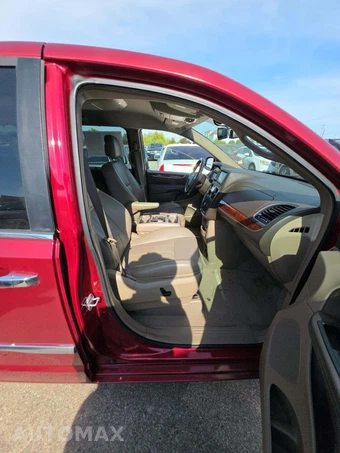 2012 Chrysler Town & Country Touring L 121.2" WB - miniatura 19