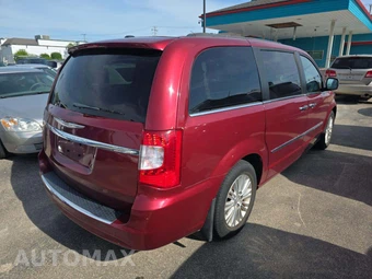 2012 Chrysler Town & Country Touring L 121.2" WB - miniatura 3