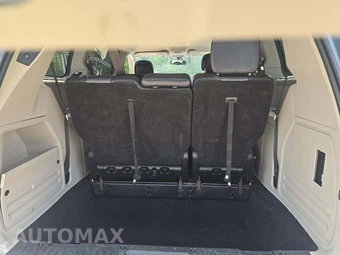 2012 Chrysler Town & Country Touring L 121.2" WB - miniatura 12