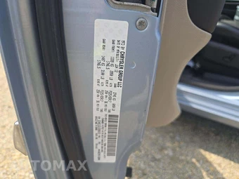 2012 Chrysler Town & Country Touring L 121.2" WB - miniatura 2