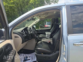 2012 Chrysler Town & Country Touring L 121.2" WB - miniatura 3