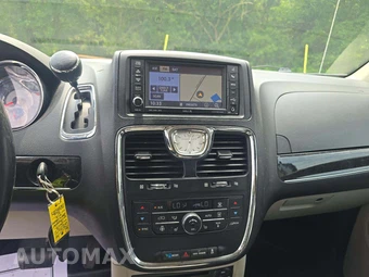 2012 Chrysler Town & Country Touring L 121.2" WB - miniatura 7