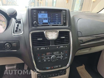 2012 Chrysler Town & Country Touring L 121.2" WB - miniatura 10