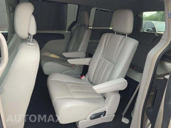 2012 Chrysler Town & Country Touring L 121.2" WB - miniatura 13