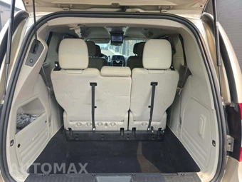 2012 Chrysler Town & Country Touring L 121.2" WB - miniatura 15