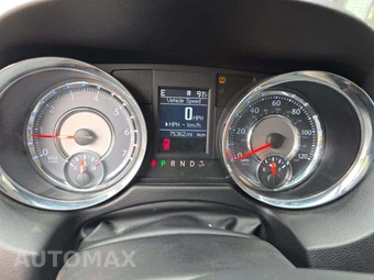 2012 Chrysler Town & Country Touring L 121.2" WB - miniatura 9
