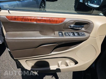 2012 Chrysler Town & Country Touring L 121.2" WB – miniatura 9