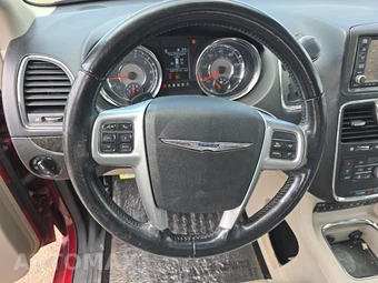 2012 Chrysler Town & Country Touring L 121.2" WB – miniatura 10