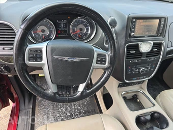 2012 Chrysler Town & Country Touring L 121.2" WB – miniatura 11
