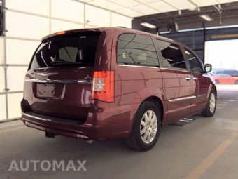 2012 Chrysler Town & Country Touring L 121.2" WB – miniatura 4