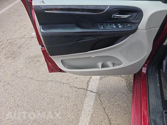 2012 Chrysler Town & Country Touring L 121.2" WB – miniatura 9