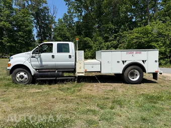 2012 Ford F-750 - miniatura 1