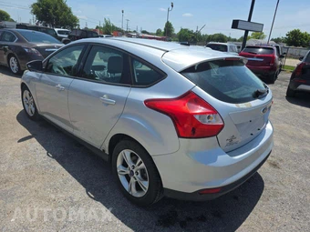 2012 Ford Focus SE Hatchback – miniatura 2