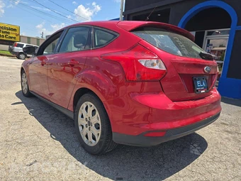 2012 Ford Focus SE Hatchback – miniatura 2