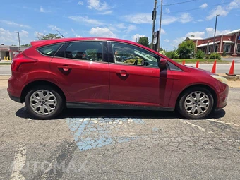 2012 Ford Focus SE Hatchback – miniatura 4