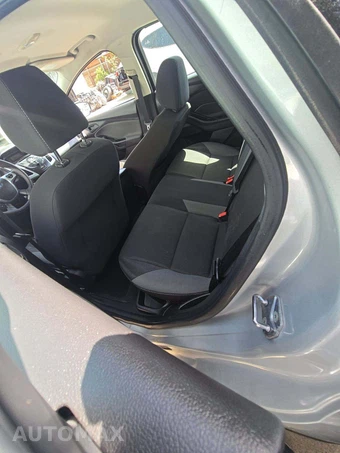 2012 Ford Focus SE Hatchback – miniatura 13