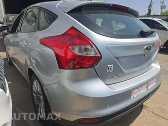 2012 Ford Focus SE Hatchback – miniatura 2