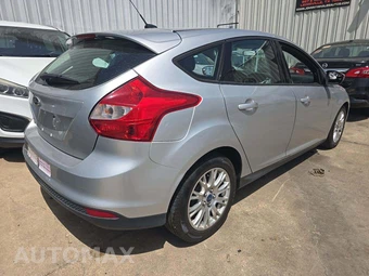 2012 Ford Focus SE Hatchback – miniatura 3