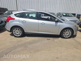 2012 Ford Focus SE Hatchback – miniatura 4