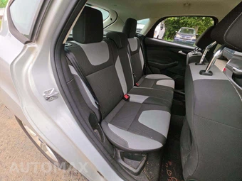 2012 Ford Focus SE Hatchback – miniatura 13
