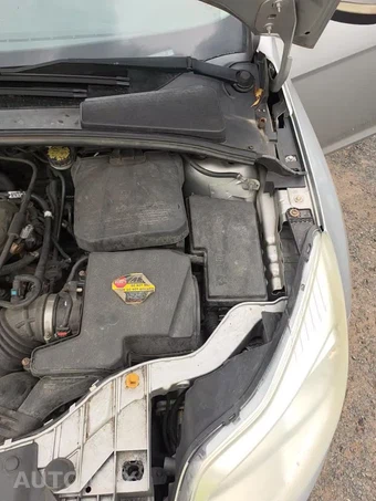 2012 Ford Focus SE Hatchback – miniatura 32