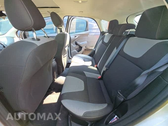 2012 Ford Focus SE Hatchback - miniatura 13