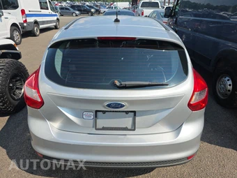 2012 Ford Focus SE Hatchback - miniatura 5