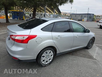 2012 Ford Focus SE Sedan – miniatura 4