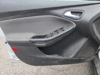 2012 Ford Focus SE Sedan – miniatura 9