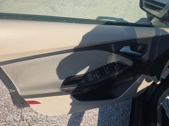2012 Ford Focus SE Sedan - miniatura 9