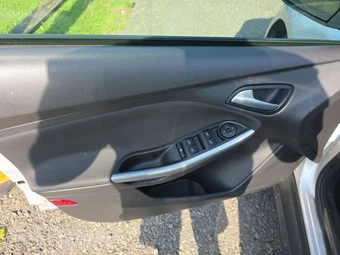 2012 Ford Focus SE Sedan – miniatura 9