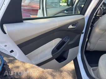 2012 Ford Focus SEL Sedan - miniatura 16