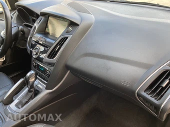 2012 Ford Focus Titanium Hatchback - miniatura 17