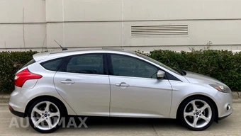 2012 Ford Focus Titanium Hatchback - miniatura 2