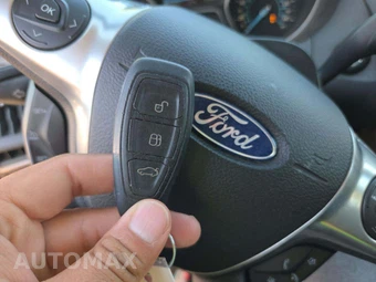 2012 Ford Focus Titanium Hatchback - miniatura 5