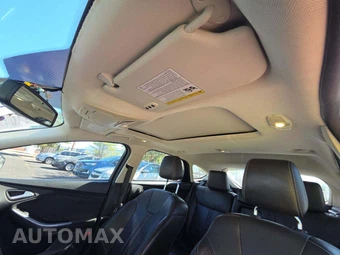 2012 Ford Focus Titanium Hatchback - miniatura 8