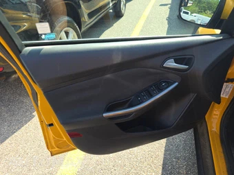 2012 Ford Focus Titanium Sedan – miniatura 9