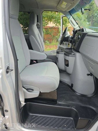 2012 Ford Super Duty E-350 Wagon XL 138.0" WB - miniatura 16