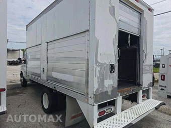 2012 Ford Super Duty E-450 Cutaway DRW – miniatura 2